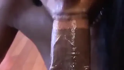 Mükemmel vücutlu çok güzel renkli kız kovboy kız gibi yarağa biniyor