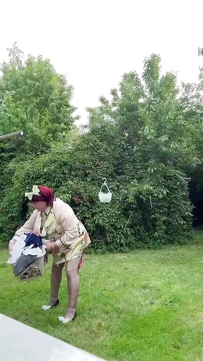 Çamaşırları almak için küçük bir elbise giymiş