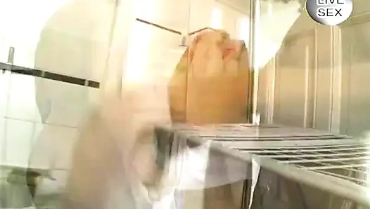 Sıska esmer dildo damlayan ıslak amcığını genişletiyor