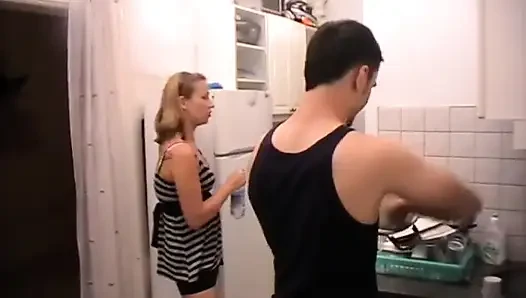 Zavallı adam sahibesinin emriyle mutfağı temizlemeli