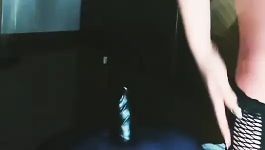 Ateşli blundygirl siyah iç çamaşırlı siyah dildoya biniyor