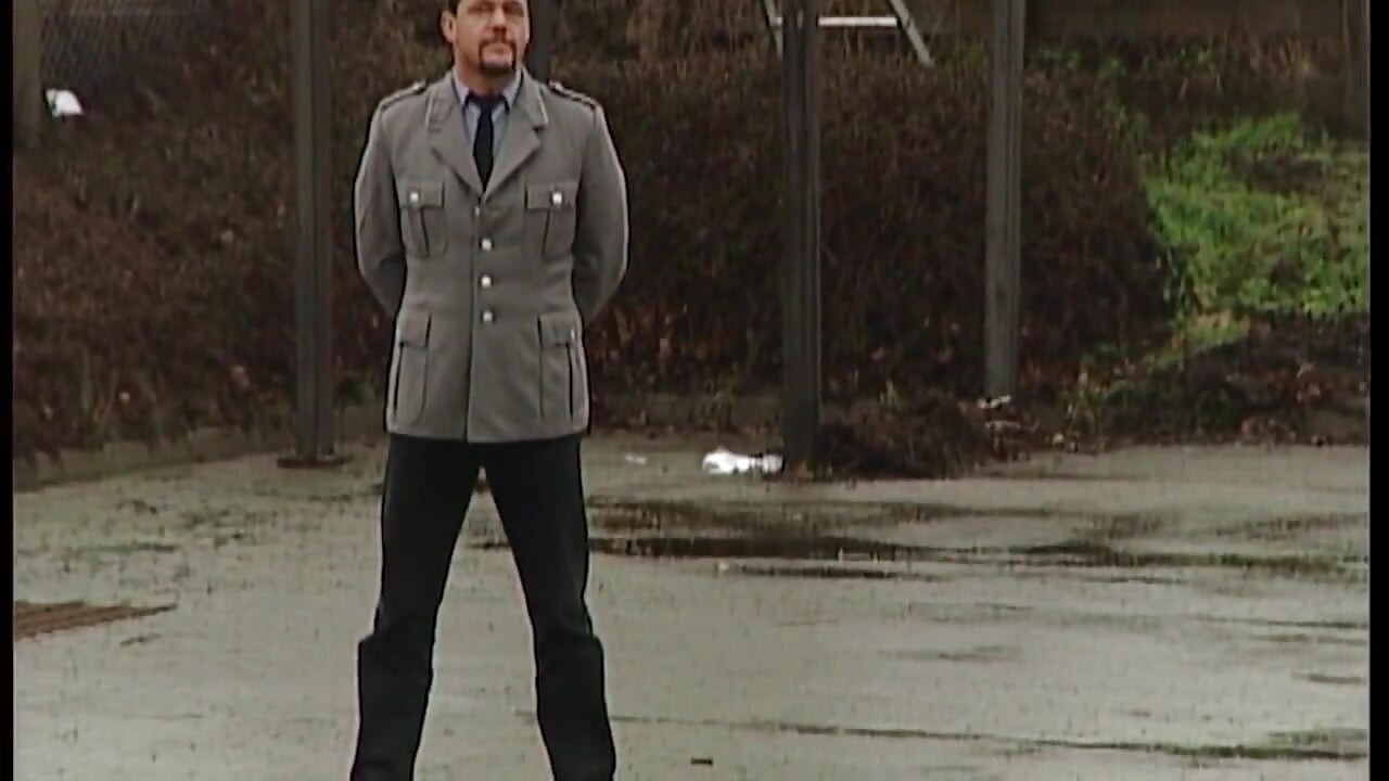 Blondine met grote tieten neukt bewaker - Aziatische gevangene doet mee aan de actie