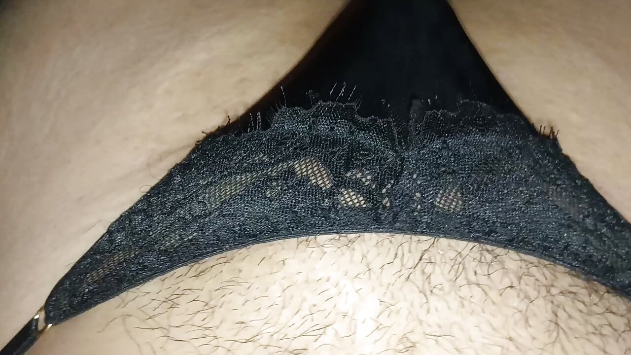 Correrme en las bragas negras de satén sin lavar de mi hermanastra mientras flexiono sus otras tangas y tangas de seda y satén