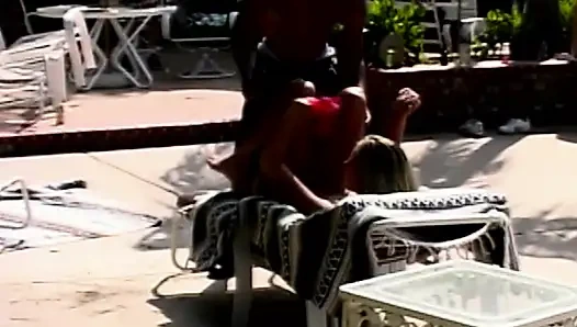 Interrassischer Anal-Urlaub: Heiße Blonde im Freien