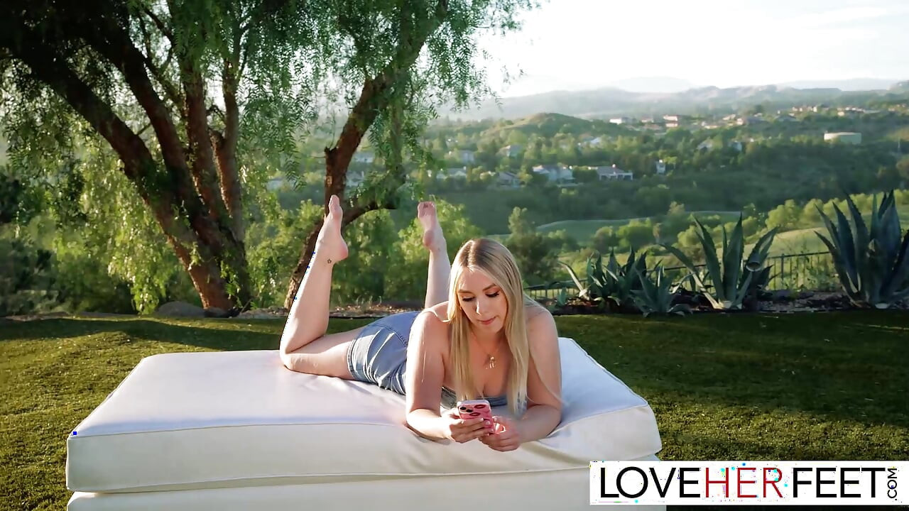 Aksi hot lesbian maisey monroe dan alexis james di luar ruangan