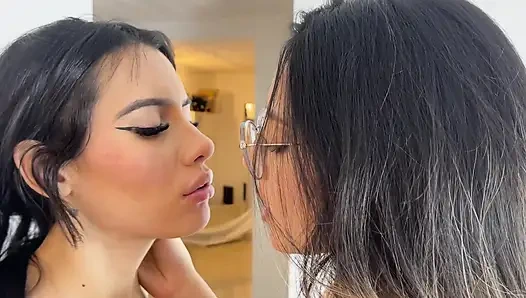 Geile Lesbische Latinas Spielen Mit Ihren Brüsten, Muschi Und Ihrem Arsch Im Raum, Bis Zum Orgasmus