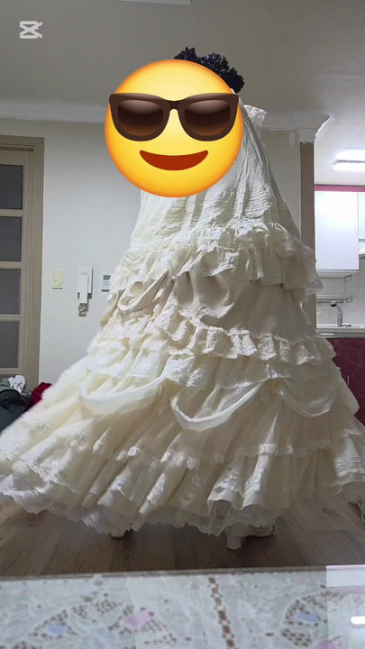 Crossdresser pleše u haljini