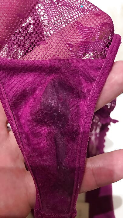 Esposa chegou em casa com calcinha molhada cheirando tão bem, enquanto ela tomava banho eu preciso creme essa calcinha