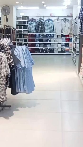 Mi sono masturbato nel centro commerciale per un po'godendo l'aria AC