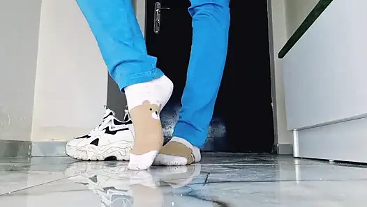 Spor ayakkabıyla uzun bir yürüyüşten sonra ayaklarım terliyor. İtaatkarımın ayak masajı zamanı geldi.