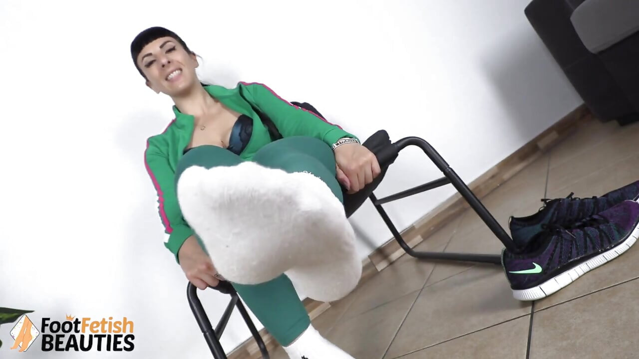 Magnificent Dark Haired Babe Daphne Posing Her Beautiful Feet and Toes After Running