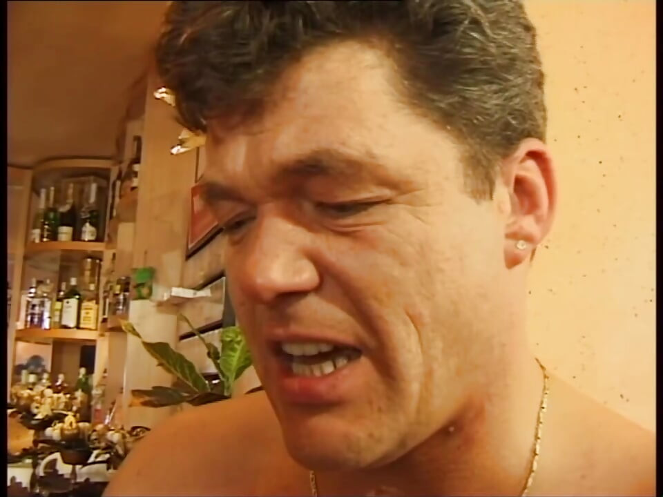 O curvă blondă excitată face sex cu șeful său