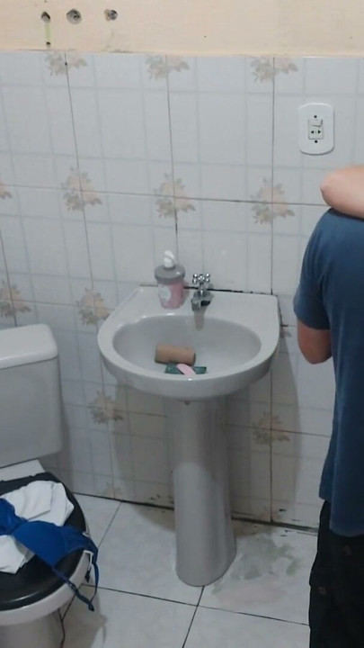 Unge mennesker stopper ved min bar på grund af regnen, og pigen ville have sex, og de så ikke kameraet | Klip 1