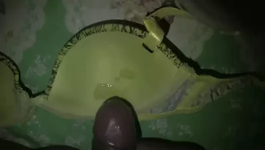 Küçük yeşil sutyen üzerinde başka bir boşalmak