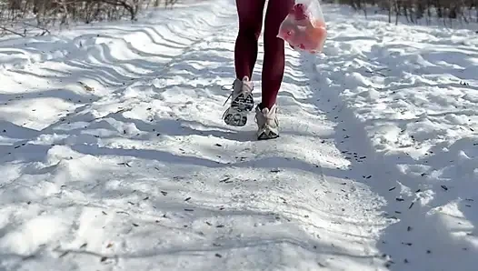 Karda külotsuz meyve topluyorum