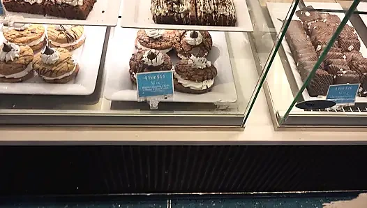 Marley Brinx идет на свидание, позволяет тебе тереть ее киску и принимать ванну