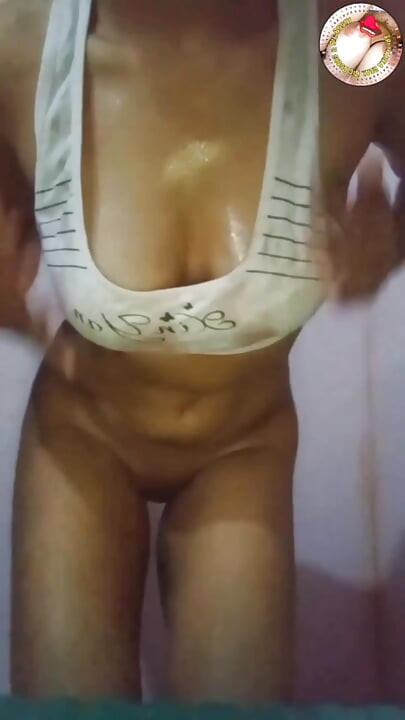 斯里蘭卡大鲣鳥女友拍打她的屁股
