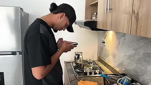 Die sexieste Stiefmutter fickt ihren kleinen Stiefsohn, ohne dass ihr Mann es merkt.