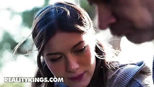 Reality kings - mahsur kalan Agatha Shay kurtarıcısını amıyla tatmin ederek yardım için minnettarlığını gösteriyor