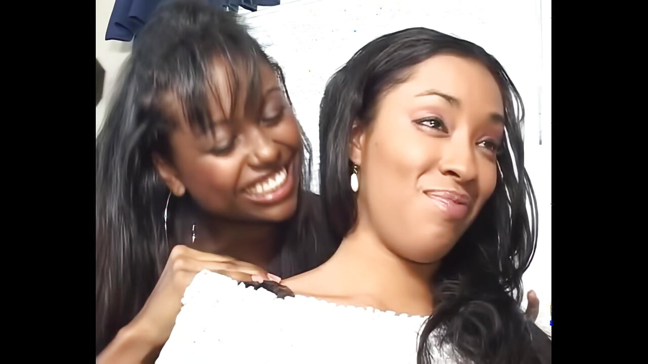 اثنان من الهائجين يستمتعان بلعق بعضهما البعض