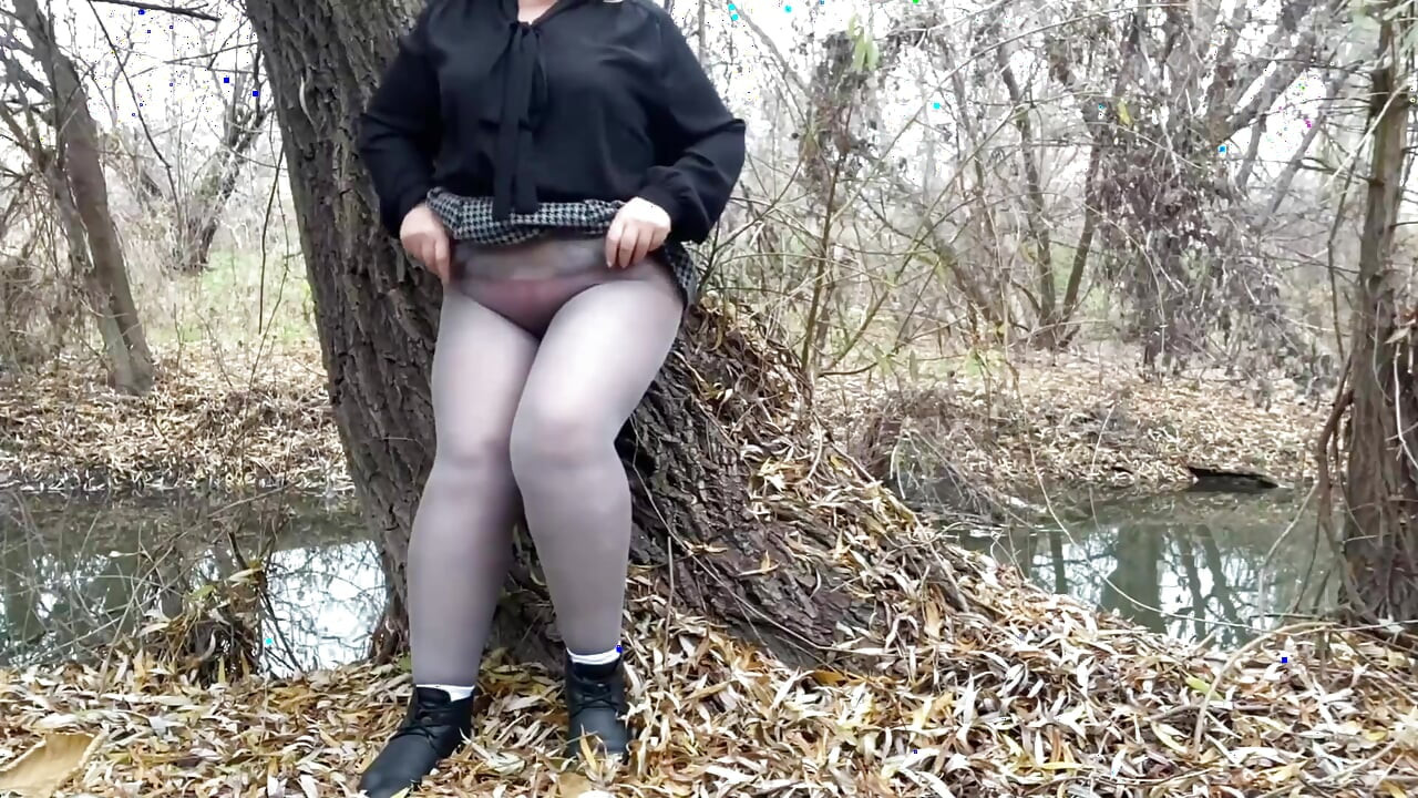 A mature milf in pantyhose masturbates at the risk of being seen