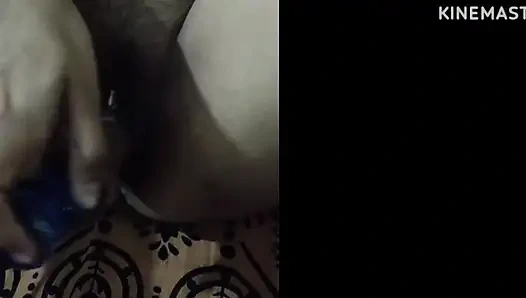 Meena lagi asik muasin memeknya pakai dildo sampai muasin memeknya habis-habisan