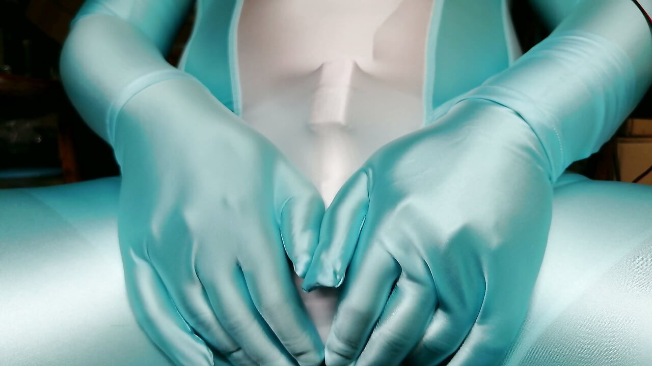 Eşimin bana verdiği bodysuit'i giydim ve kıyafetlerin içine birkaç kez boşaldım