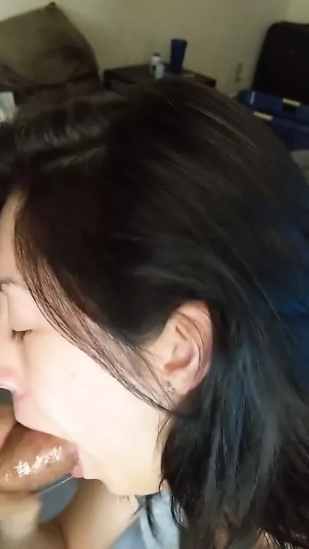 让女友吮吸另一个男人，但她结束了他的性爱
