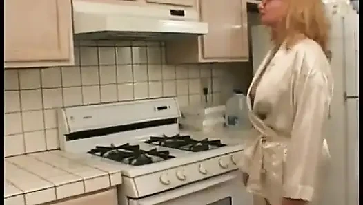 Сексуальную блондинку анальную шлюшку шпилят и она показывает ее великолепную задницу