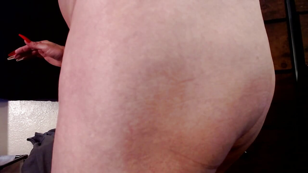 Un cul huilé trémousse ses cuisses