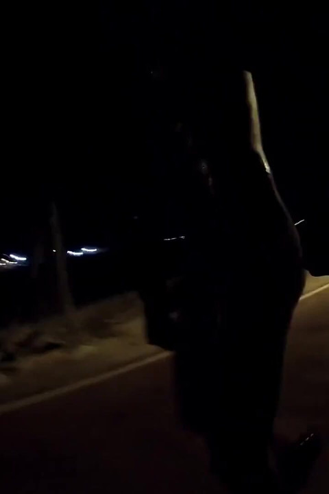 Genietend van mijn naaktheid in de voorstad moest ik ontsnappen van jongen die naar me schreeuwde, zich verstoppen en zich aftrekken