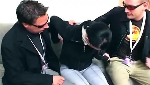 Sabbernde kehlenfick-königin fingert schlampige feuchte muschi wild