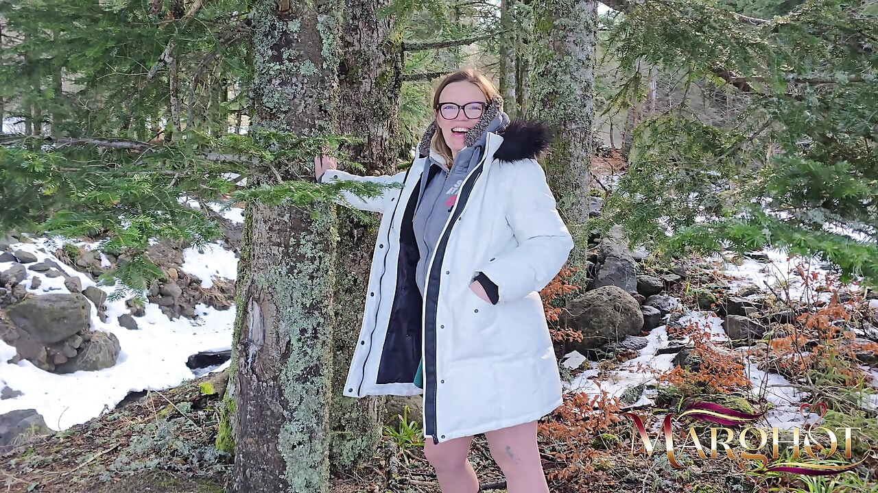 Karlı ormanda erkek arkadaşımı ve bir yürüyücüyü emiyorum, o karda vajinamı seviyor, ben de erkek arkadaşımı emiyorum