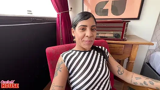 Verheiratete Brünette Öffnet Sich Vollständig, Um Einen Dicken Schwanz in Ihre Muschi Aufzunehmen