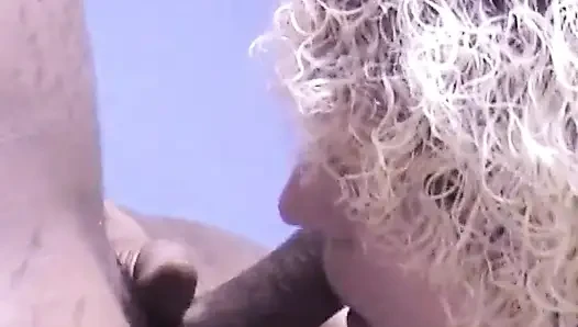 Cewek pirang amatir mengisap kontol hitam pria di ruang tamu