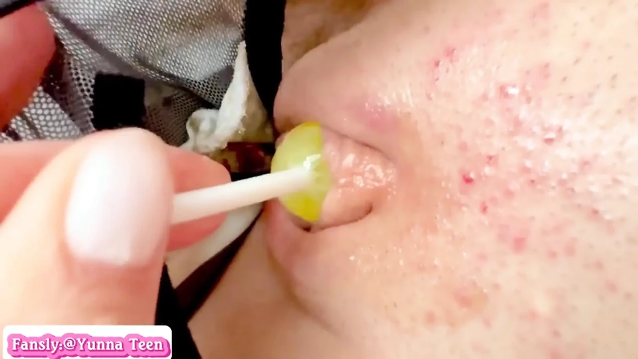 天真的女孩在她的阴户里玩棒棒糖特写