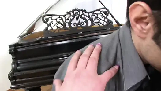 Cewek cantik disetubuhi saat dia membungkuk dan mendapat beberapa tamparan pantat