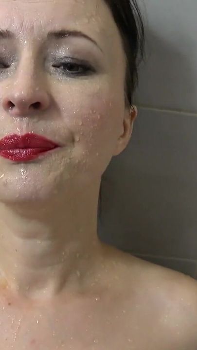 Wanilianna pisse et prend une douche dorée