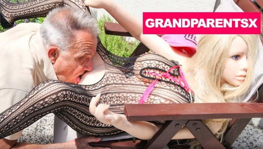 Nonno senile che scopa una bambola del sesso