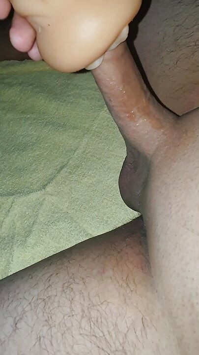 ベッドでポケットプッシーでソロで遊ぶ...クローズアップ射精ショット