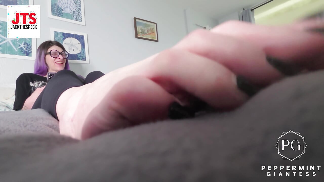 Kích thước dịch vụ POV Những người đàn ông nhỏ bé tôn thờ đôi chân giantess