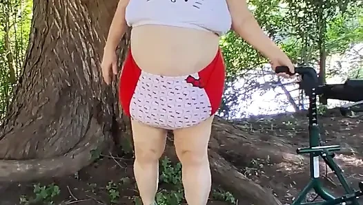 BBW-krankenschwester Vicki flaniert in ihrem hallo kitty badeanzug einen bikini! Was macht sie sonst noch!
