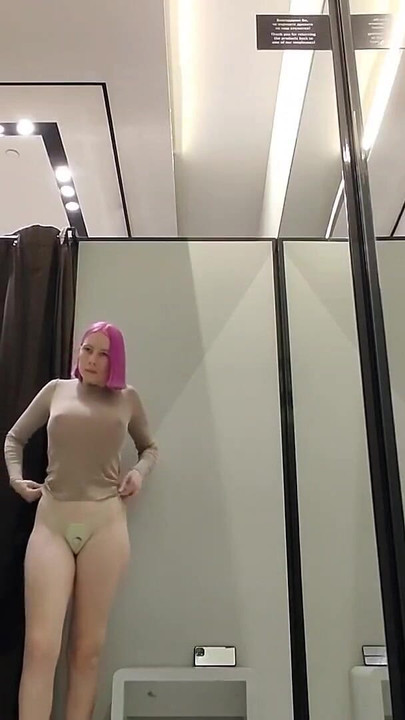 Momento inolvidable de "Probar suéteres en el probador. Belleza de grandes tetas se tira de la ropa. Vista durante el montaje"