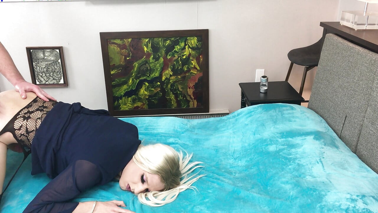 Super sexy loira crossdresser Bailey Wilde fodida - compilação 3