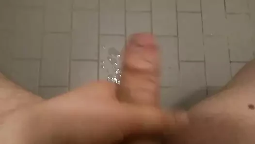 Boşalma ile mastürbasyon yapıyor