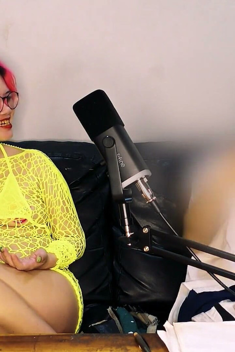 Entrevista de 15 Minutos em Podcast Sobre Segredos Sexuais, Depois o Apresentador Fode a Convidada