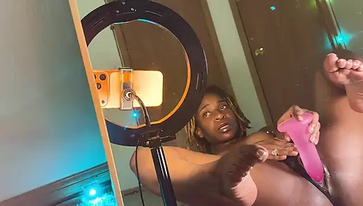 Seksi zenci güzel tabanlar ve kremsi amcık