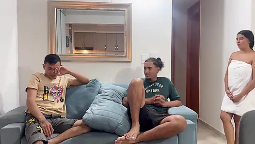 Adik tiri nggak bisa ngentot sama kontol temanku! Adik tiriku pengen banget dientot habis-habisan sama kontol besar temanku