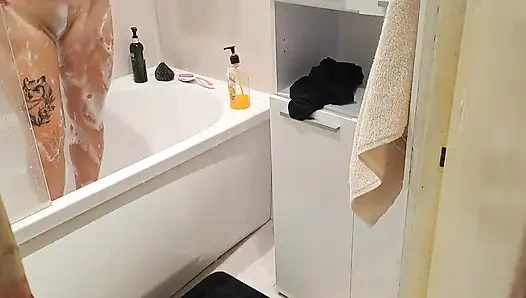 Ngeliat adik tiriku yang masih remaja lagi asik coli