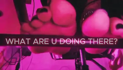 POV Menschliche Möbel: bleib still, während ich meine musik genieße DEINE ITALIENISCHE GÖTTIN